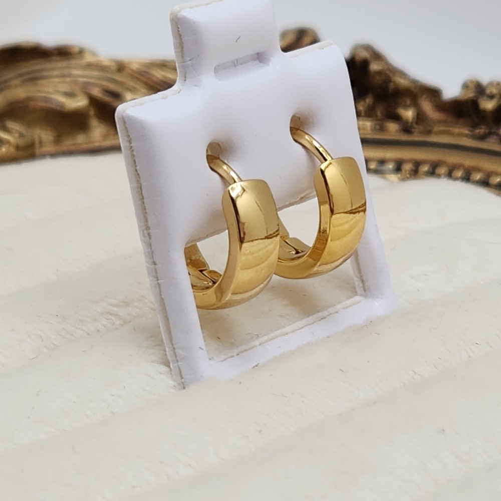Gold Dainty Huggie Hoop Earrings Hypoallergenic Everyday‎ Minimalist Clean Girl